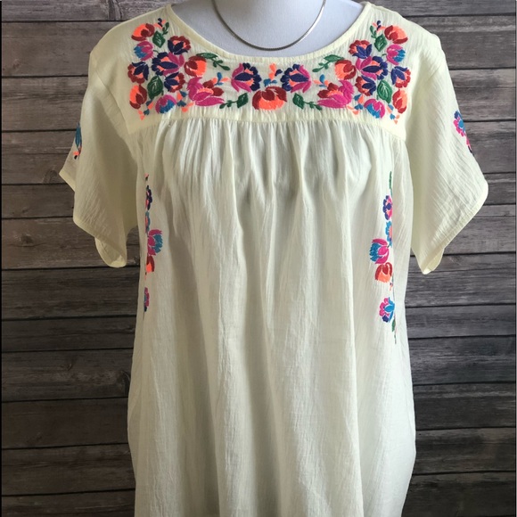 LAST ONE! 🌺Beautiful Embroidered Floral Top - Picture 3 of 5